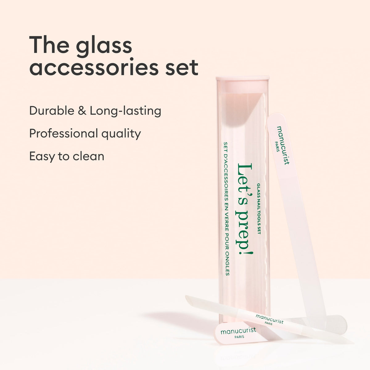 Une trousse Manucurist-us rose et transparente portant l’inscription "Lets prep!" est posée à côté d’une lime à ongles en verre et d’un repousse-cuticules. Texte : trio d’accessoires pour les ongles en verre — durable, longue durée, qualité professionnelle, facile à nettoyer.