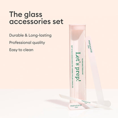 Une trousse Manucurist-us rose et transparente portant l’inscription "Lets prep!" est posée à côté d’une lime à ongles en verre et d’un repousse-cuticules. Texte : trio d’accessoires pour les ongles en verre — durable, longue durée, qualité professionnelle, facile à nettoyer.