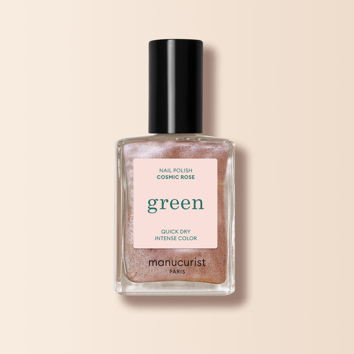 Un flacon de vernis à ongles Manucurist dans la teinte Cosmic Rose, avec une couleur rose scintillante et irisée, un bouchon noir et une étiquette rose indiquant "green" et Quick Dry Intense Color.