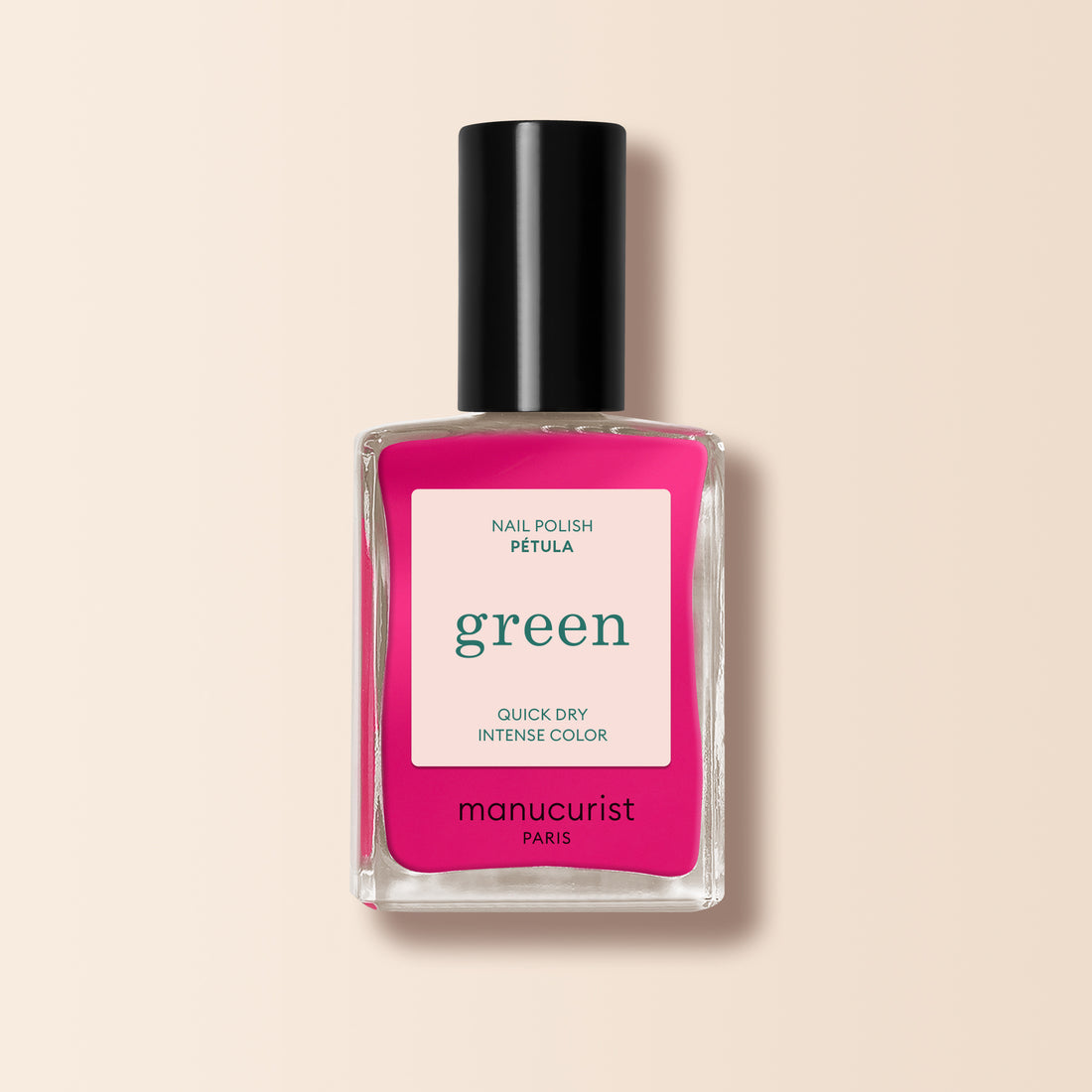 Un flacon de vernis à ongles Manucurist Pétula dévoile un rose éclatant aux sous-tons bleutés de la gamme Green, surmonté d&