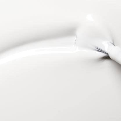 Une image en gros plan montre le vernis à ongles blanc pur Snow de Manucurist délicatement étalé en courbes douces et ombres légères sur un fond blanc épuré.