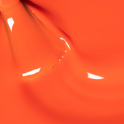 Gros plan sur le vernis à ongles Sunset de Manucurist — une teinte orange vibrante et brillante, au fini lisse et lumineux, avec des reflets de lumière formant un motif abstrait fluide.