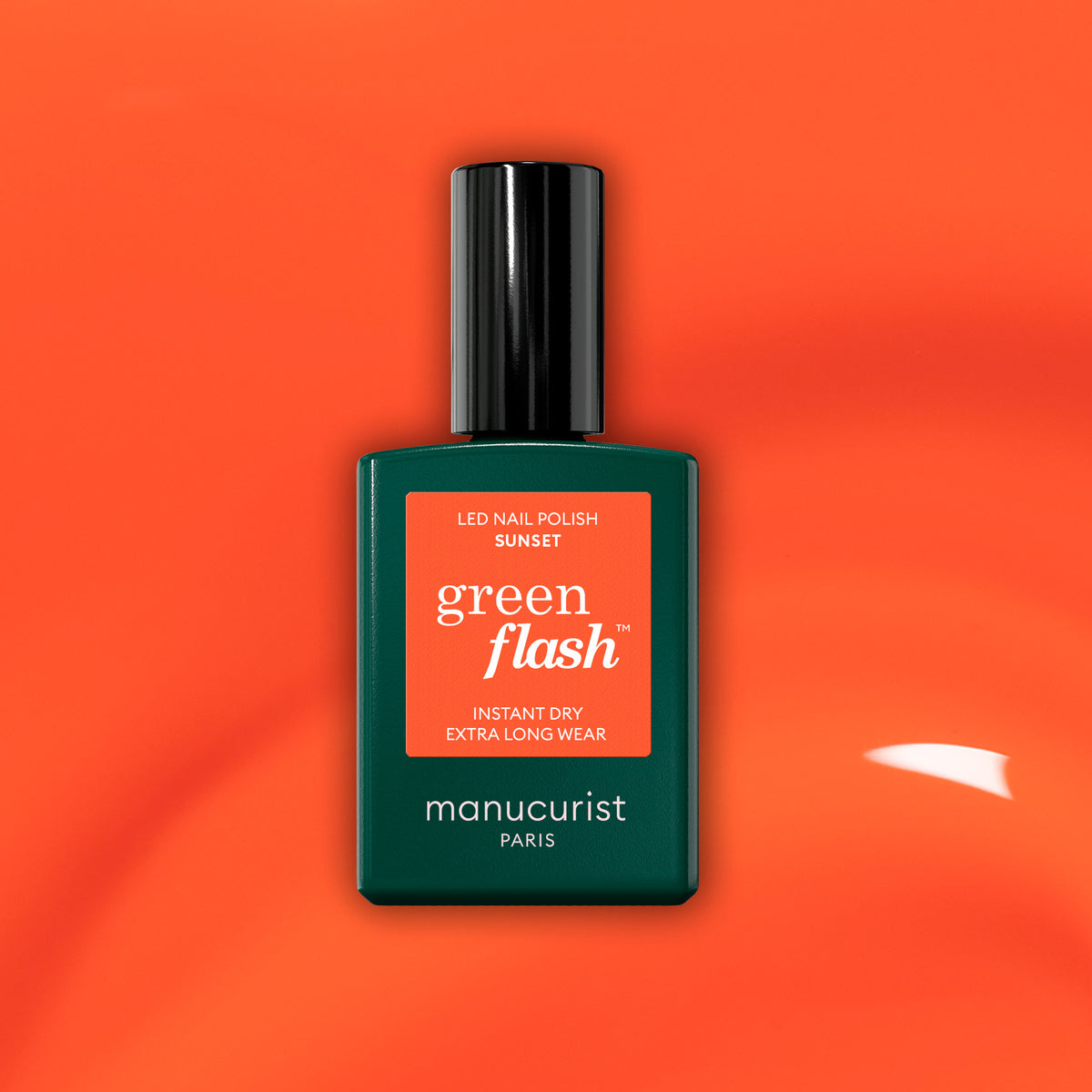 Un flacon de vernis gel Manucurist Sunset, avec une étiquette vert foncé et un bouchon noir, est présenté sur un fond orange vif.