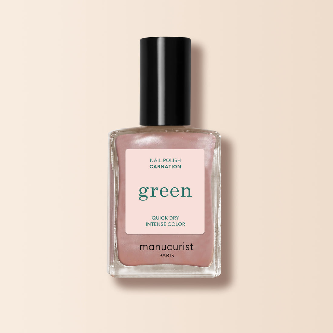 Un flacon de vernis à ongles Manucurist dans la teinte Carnation, avec un bouchon noir et une étiquette Green™ à séchage rapide et couleur intense, sur un fond beige doux.