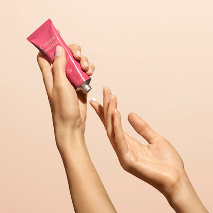 Une personne dépose une noisette de crème pour les mains Fleur d&