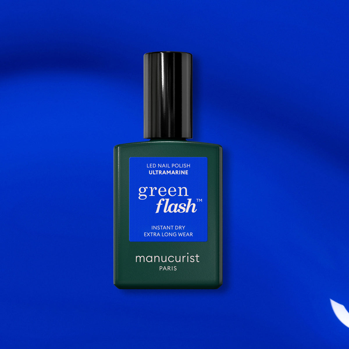 Un flacon de vernis LED bleu électrique Ultramarine de Manucurist.