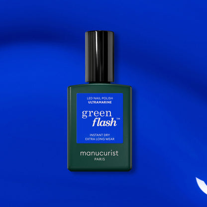 Un flacon de vernis LED bleu électrique Ultramarine de Manucurist.